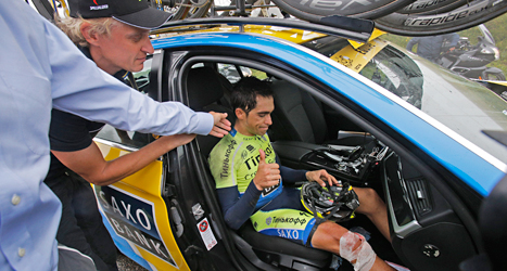 Alberto Contador bröt benet och kunde inte cykla vidare i tävlingen Frankrike Runt. Foto: Christophe Ena/TT.
