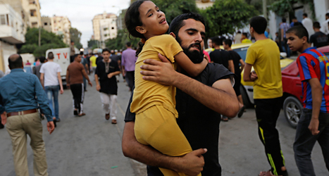 Israel bombade ett läger för flyktingar i Gaza.
Flickan gråter efter begravningen av dem som dödades. Foto: Lefteris Pitarakis/TT.