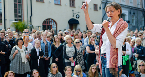 Många vill lyssna när Feministiskt initiativs ledare Gudrun Schyman pratar i Visby. Foto: TT