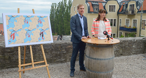 Miljöpartiets ledare Gustav Fridolin och Åsa Romson träffar journalister i Visby. Foto: TT