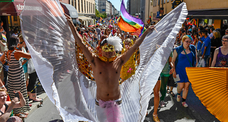 Förra året var tusentals människor med i paraden på Pride. Foto: TT