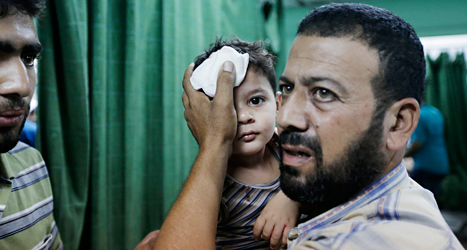 En skadad pojke förs till ett sjukhus i Gaza. Foto: Lefteris Pitarakis /TT