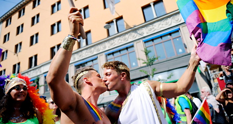 Två av de sextio tusen männniskor som var med i Pride-paraden. Foto: Annika af Klercker /TT