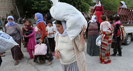 En kvinna från folkgruppen yazidier har flytt från terroristerna i gruppen IS i Irak. Foto: Khalid Mohammed/AP/TT