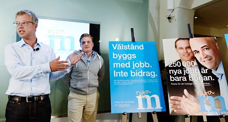 Moderaternas partisekreterare Kent Persson visar partiets affischer till valet. Foto: Pontus Lundahl /TT
