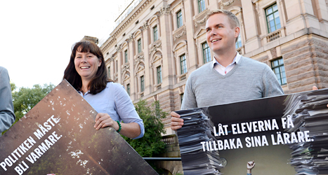 Miljöpartiets ledare Åsa Romson och Gustav Fridolin visar några av partiets valaffischer. Foto: Pontus Lundahl /TT