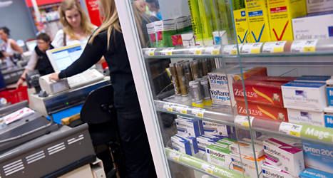 Alvedon och andra mediciner på en hylla i en mataffär. Foto: Fredrik Sandberg /TT