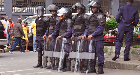 Poliserna vaktar i staden Monrovia i Liberia. Det har blivit bråk sedan regeringen stängde av ett område i staden. Foto: Adam Warzawa, EPA /TT