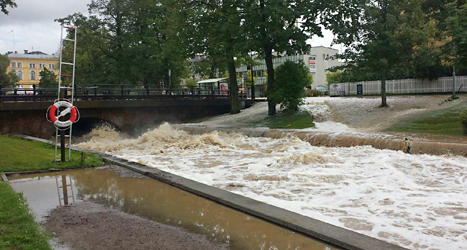 Floden Varnan svämmade över i staden Kristinehamn på torsdagen. Foto: Anders Kjellberg, TT