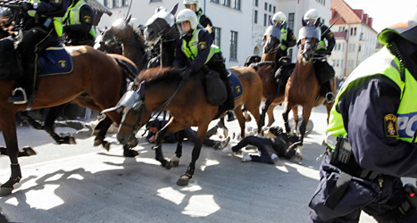 Poliser på häst red rakt in bland demonstranterna i Malmö. 
Flera människor skadades. Foto: Drago Prulovic/TT.