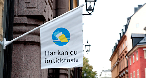 Utanför lokalerna där det går att förtidsrösta hänger en sådan här flagga. Foto: Pontus Lundahl/TT