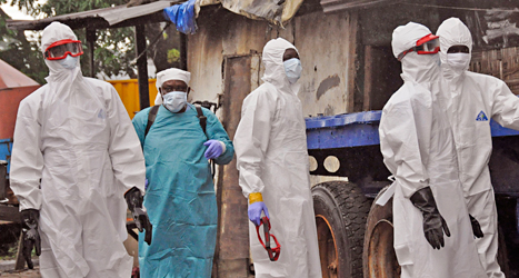 Sjukvårdare har skyddsdräkter för att inte smittas av ebola.
Foto: Abbas Dulleh/TT.