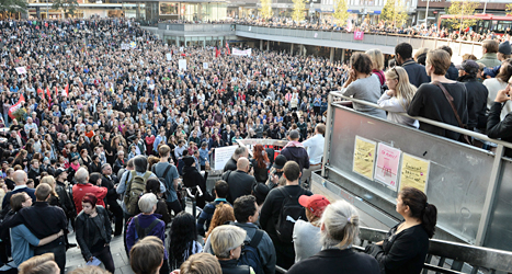 Människor demonstrerade mot rasism. Foto: Fredrik Sandberg/TT.