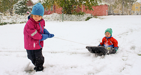 Barnen i Vittangi är glada över att det har kommit snö. Foto: Daniel Åberg/TT.