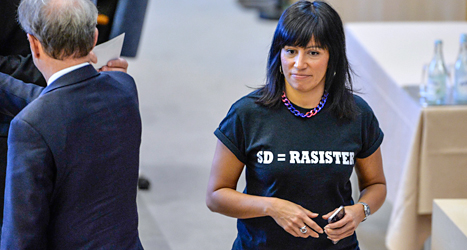 Rossana Dinamarca hade på sig en tröja med en protest mot Sverigedemokraterna. Hon tycker att partiet är rasistiskt.
Foto: Henrik Montgomery/TT.