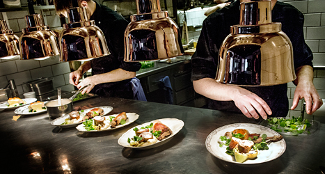 Partierna vill behålla den låga skatten på mat på restauranger. Foto: Tomas Oneborg/SVD/TT