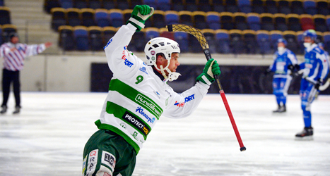 Jonas Nilsson i Västerås jublar efter mål i matchen mot Vänersborg. Foto: Ulf Palm/TT.