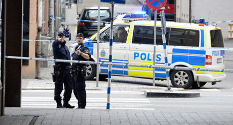 Två poliser vid växlingskontoret som rånades i Stockholm.
Foto: Jessica Gow/TT.