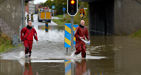 Regnet vräkte ner i Malmö i helgen. På bilden ser du räddningsarbetare på en översvämmad väg i Burlöv. Foto: Johan Nilsson/TT.