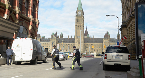 Poliser i staden Ottawa vaktar efter onsdagens skjutning.
Foto: Adrian Wyld/TT.