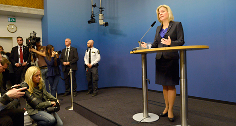 Finansminister Magdalena Andersson berättar om budgeten. Hon säger att staten har ont om pengar. Foto: Janerik Henriksson /TT