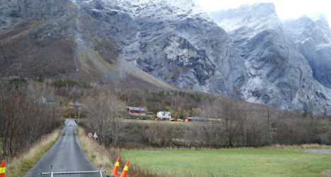 Berget Mannen i Norge kan spricka och rasa ner i dalen. Foto: Terje Pedersen/TT.