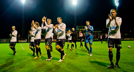 Gelfles spelare tackar publiken efter matchen. Foto: Adam Ihse/TT