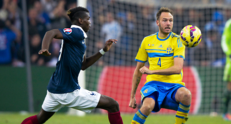 Andreas Granqvist i kamp om bollen i matchen mot Frankrike. Foto: Jonas Ekströmer/TT.