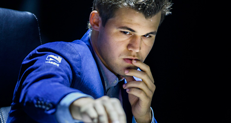 Magnus Carlsen spelar match i schack