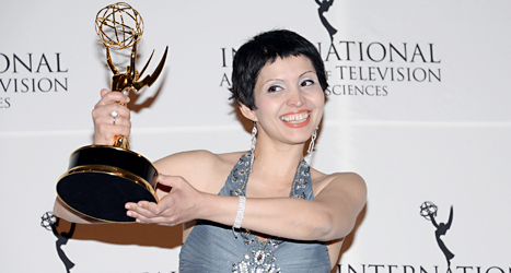 Maryam Ebrahimi visar upp sitt Emmy-pris