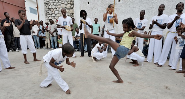 Barn i Brasilien som dansar capoeira