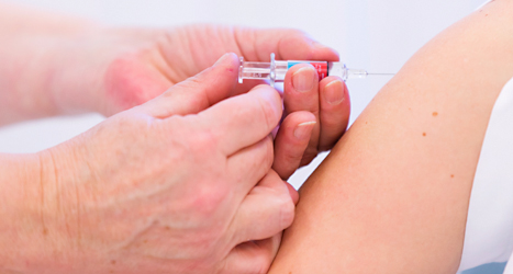 En person har gått till vårdcentralen för att få en spruta med vaccin. Foto: TT