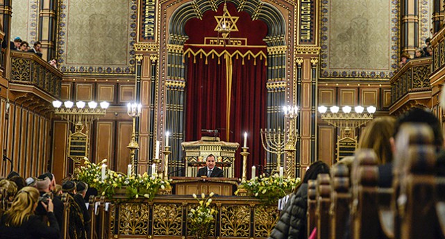 Statsminister Stefan Löfven i synagogan i Stockholm.