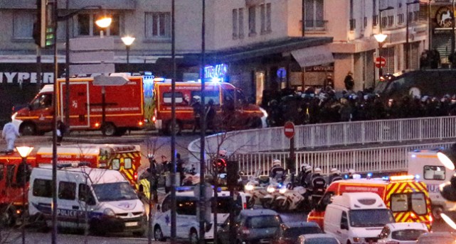 Polis och ambulanser utanför affären i Paris
