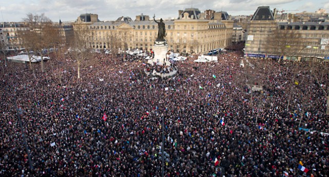 Tusentals människor på ett torg i Paris.