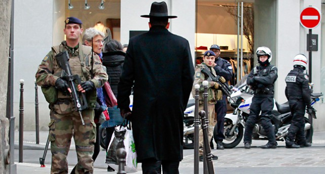 Soldater vaktar utanför en judisk skola i Paris.