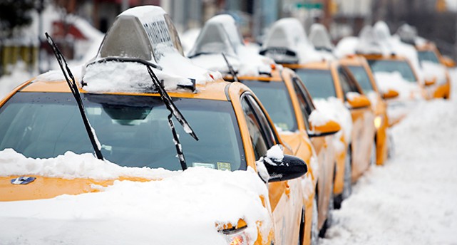 Taxibilar med snö på