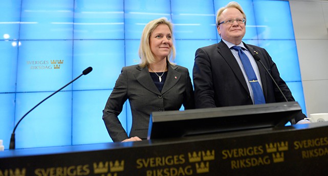 Finansminister Magdalena Andersson och försvarsminister Peter Hultqvist i riksdagen