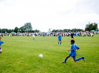 barn spelar fotboll