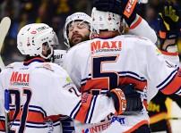 Växjös spelare firar ett mål