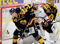 Hård kamp i SM-finalen mellan Skellefteå och Växjö.
