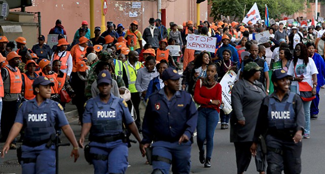 Folk protesterar mot våldet mot invandrare i Sydafrika.