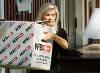 Ung tjej med flyttkartong