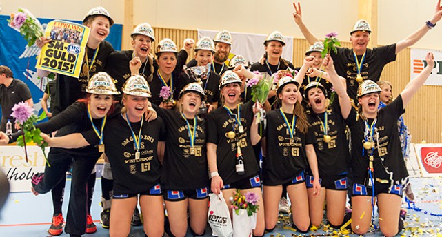 Tjejerna i Engelholm firar SM-guldet i volleyboll