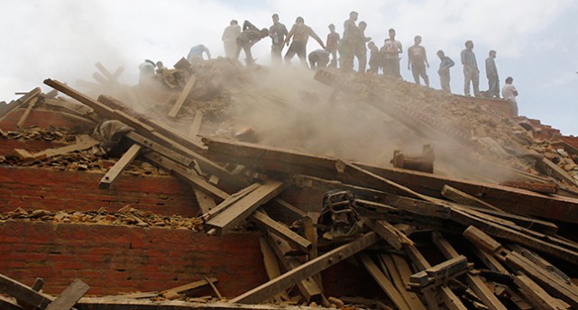 Tusentals dog i jordbävningen i Nepal