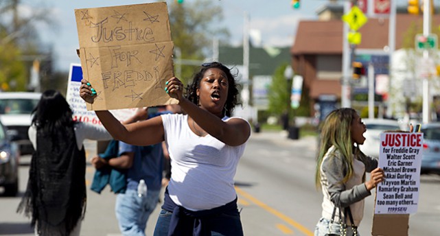 rga människor protesterar mot poliserna i staden Baltimore i USA.