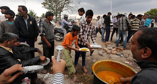 Människor i Nepal köar för att få mat efter jordbävningen