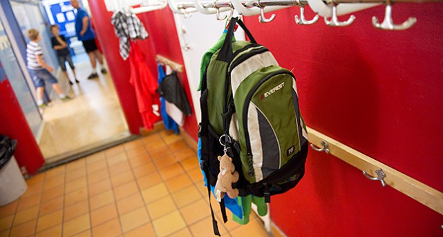 En ryggsäck hänger på en krok i en skola