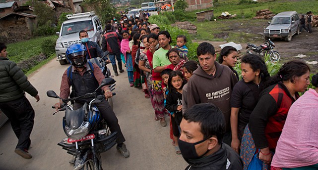 Människor i Nepal står i kö