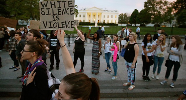 Människor i Washington demonstrerar mot polisers våld